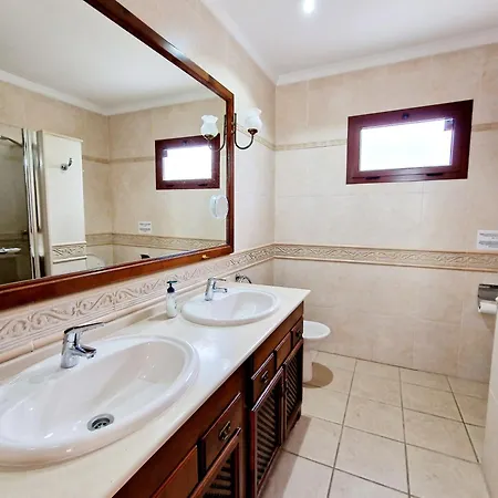 Marta Con Piscina Privada Climatizada Feriehus *